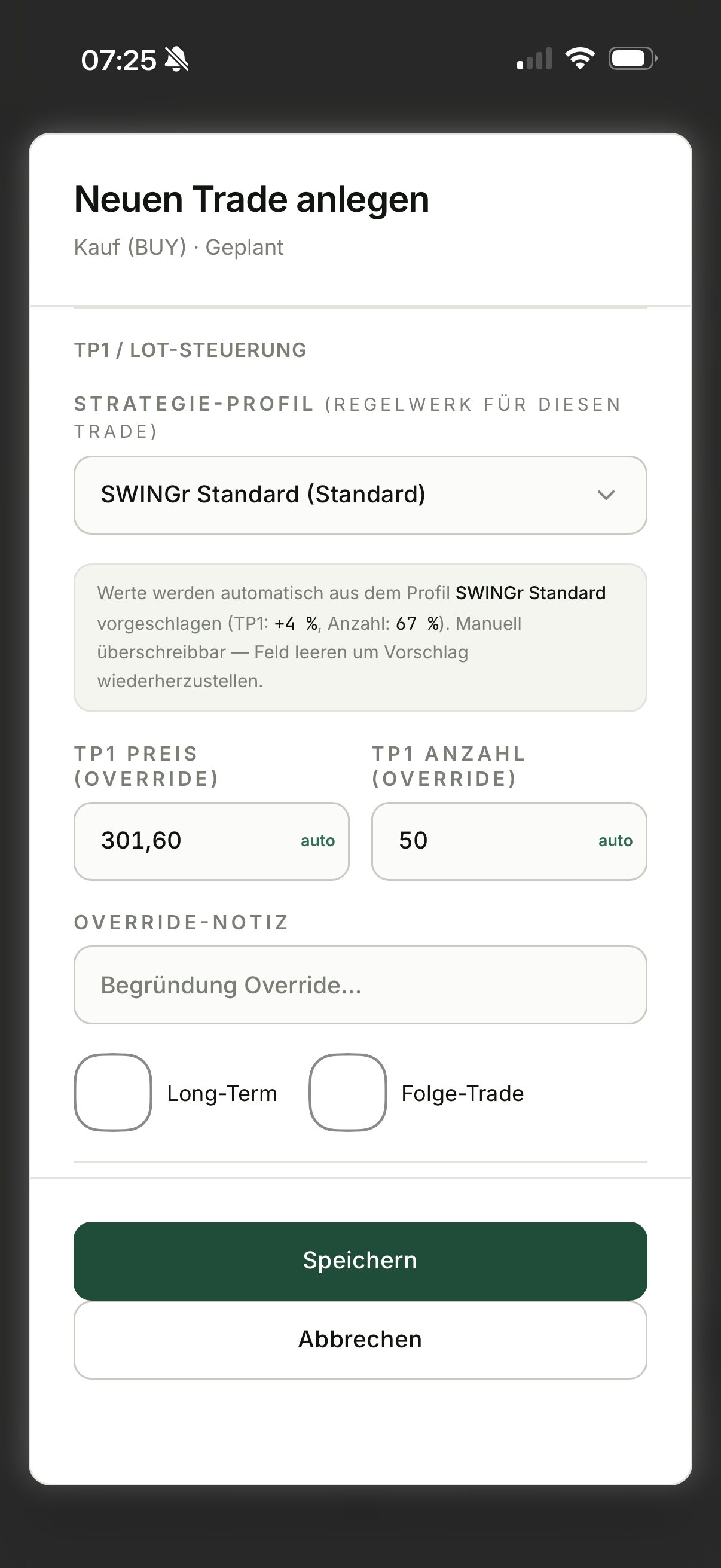 Abschnitt TP1 und Lot-Steuerung im SWINGr-Trade-Formular mit gewähltem Strategie-Profil, automatisch vorgeschlagenem TP1-Preis und TP1-Anzahl, beide mit auto-Kennzeichen, sowie dem Feld für die Override-Notiz